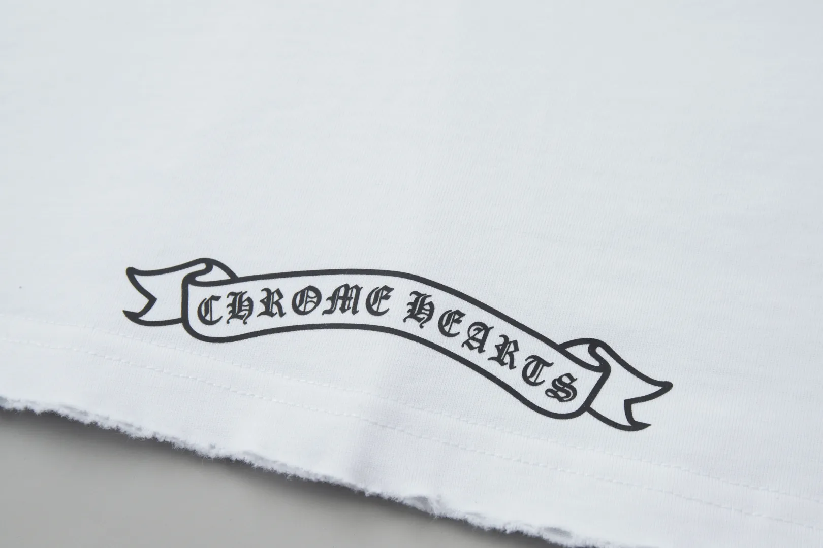 🅿️220 ✨CH✨🆕25SS spring and summer new style Crow Heart ✝ frame logo embroidered leather label short sleeves Light luxury essential item for daily commuting for men and women Correct version Welcome to compare Detailed features · 260g 100% pure cotton double yarn jersey fabric · Special thickened 32 pieces of double-strand 1X1 thread in the same vat · Double needle stitching and cross-stitching technology · Original main mark, washed tag, branded moisture-proof paper packaging Color: White/Black/ Size: S/M/L/XL